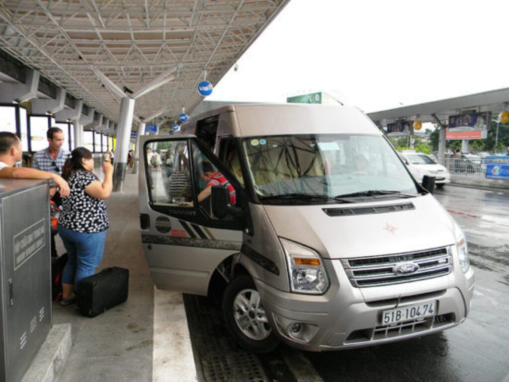 Các bước đặt xe từ sân bay Tân Sơn Nhất qua hotline ở Thuê xe Huy Đạt